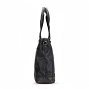 Borsa a tracolla in pelle nera, vista laterale, design elegante e moderno, manici robusti, ideale per moda uomo e donna, accessorio di lusso.