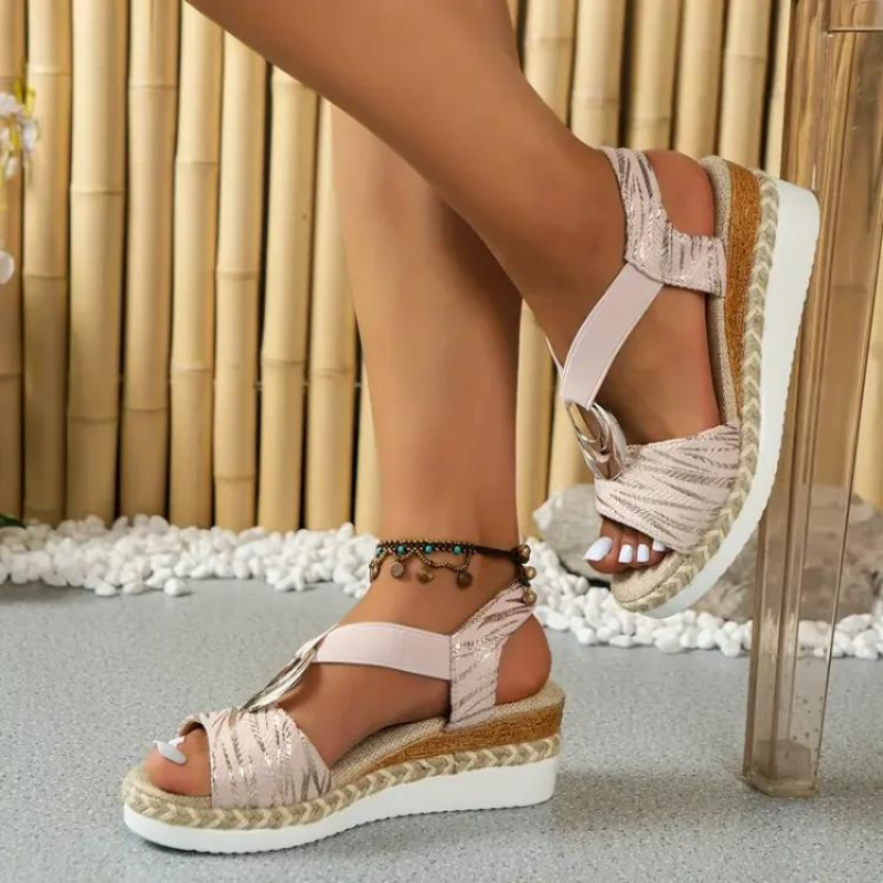 Sandali con zeppa donna, color rosa, con cinturino elastico e suola in corda intrecciata. Design estivo elegante, perfetto per look casual e chic.