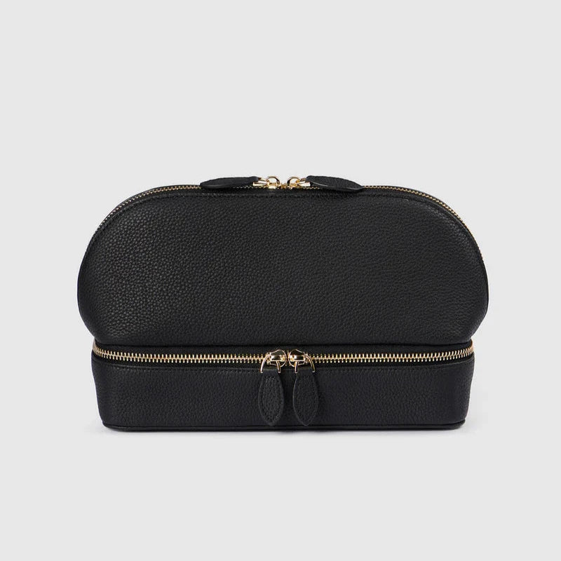 Elegante borsa cosmetica in pelle nera con doppia cerniera dorata, design compatto e moderno, ideale per viaggi e organizzazione trucco.