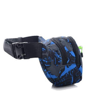 Marsupio sportivo nero e blu con stampa astratta, doppia cerniera e cintura regolabile. Accessorio moda unisex, pratico per attività all'aperto.