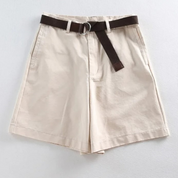 Pantaloncini beige da uomo in cotone con cintura marrone, tasche laterali, stile casual estivo. Ideali per moda maschile e abbigliamento estivo.