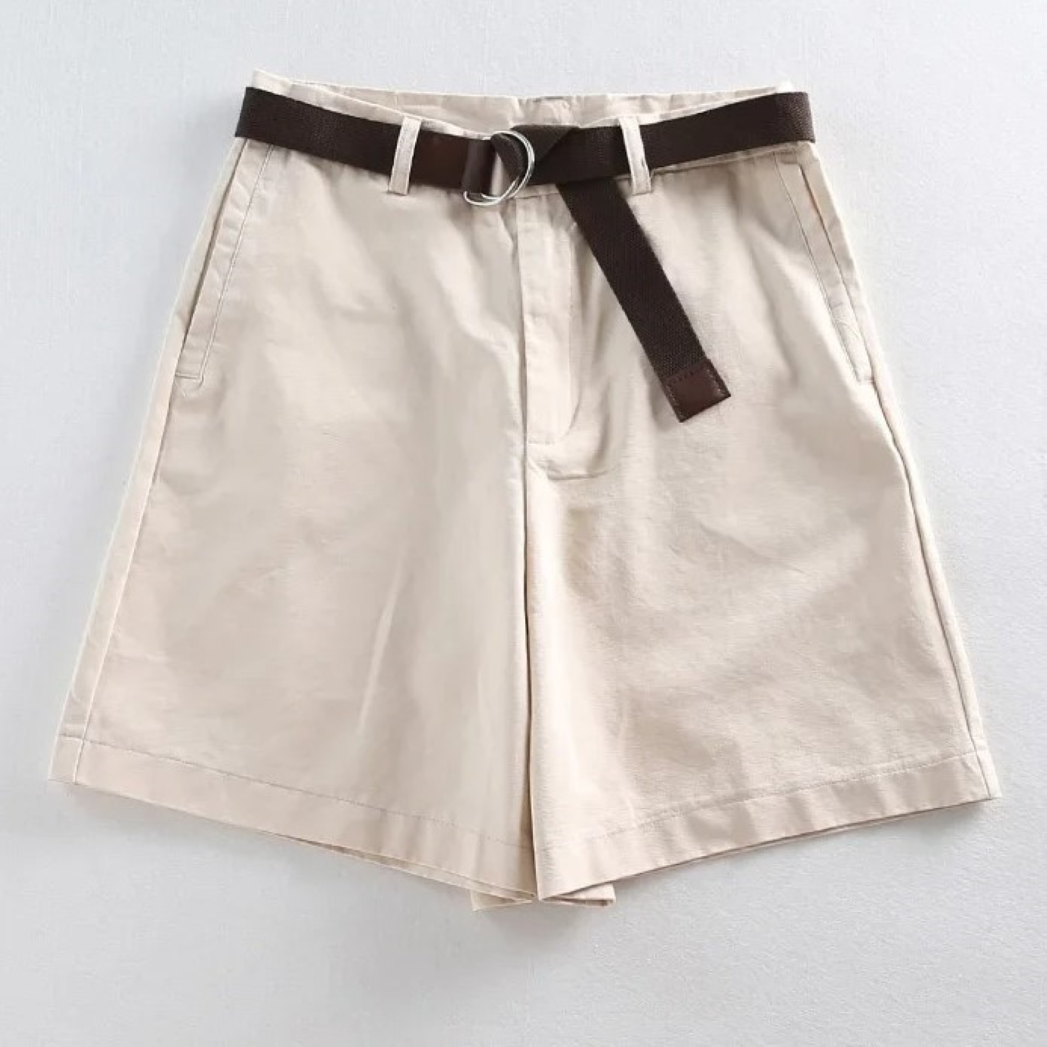 Pantaloncini beige da uomo in cotone con cintura marrone, tasche laterali, stile casual estivo. Ideali per moda maschile e abbigliamento estivo.