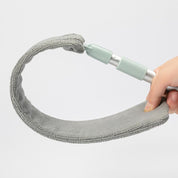 Manico telescopico con panno in microfibra grigio, ideale per pulizia domestica. Strumento flessibile per raggiungere angoli difficili.