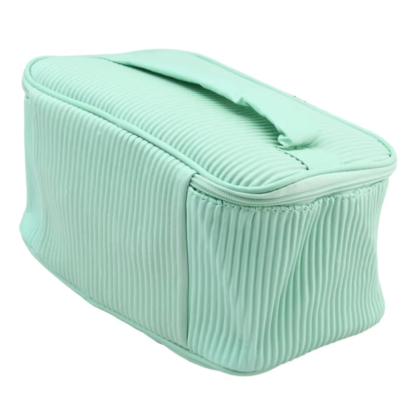 Borsa cosmetica verde menta, design a coste, con manico superiore e chiusura a zip. Ideale per organizzare trucchi e accessori da viaggio.