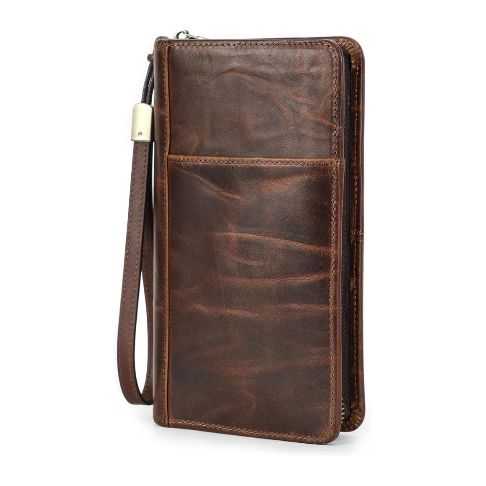 Portafoglio uomo in pelle marrone con cerniera, tasca frontale e cinturino da polso. Accessorio elegante e funzionale per organizzare carte e contanti.