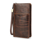 Portafoglio uomo in pelle marrone con cerniera, tasca frontale e cinturino da polso. Accessorio elegante e funzionale per organizzare carte e contanti.