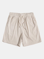 Pantaloncini beige a righe verticali, elastico in vita con laccio, tasche laterali. Ideali per l'estate, moda casual uomo.