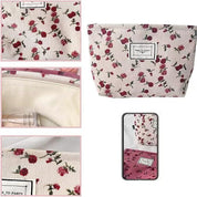 Borsa cosmetica floreale bianca con rose rosse, chiusura zip, interno spazioso. Ideale per trucco, accessori viaggio. Design elegante e pratico.