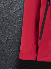 Giacca rossa impermeabile da uomo, tessuto tecnico, zip nera, design moderno, ideale per escursioni e attività outdoor.