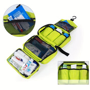 Borsa da viaggio verde con scomparti multipli, contenente articoli da toeletta come spazzolino, dentifricio e shampoo. Design pieghevole e gancio per appenderla.