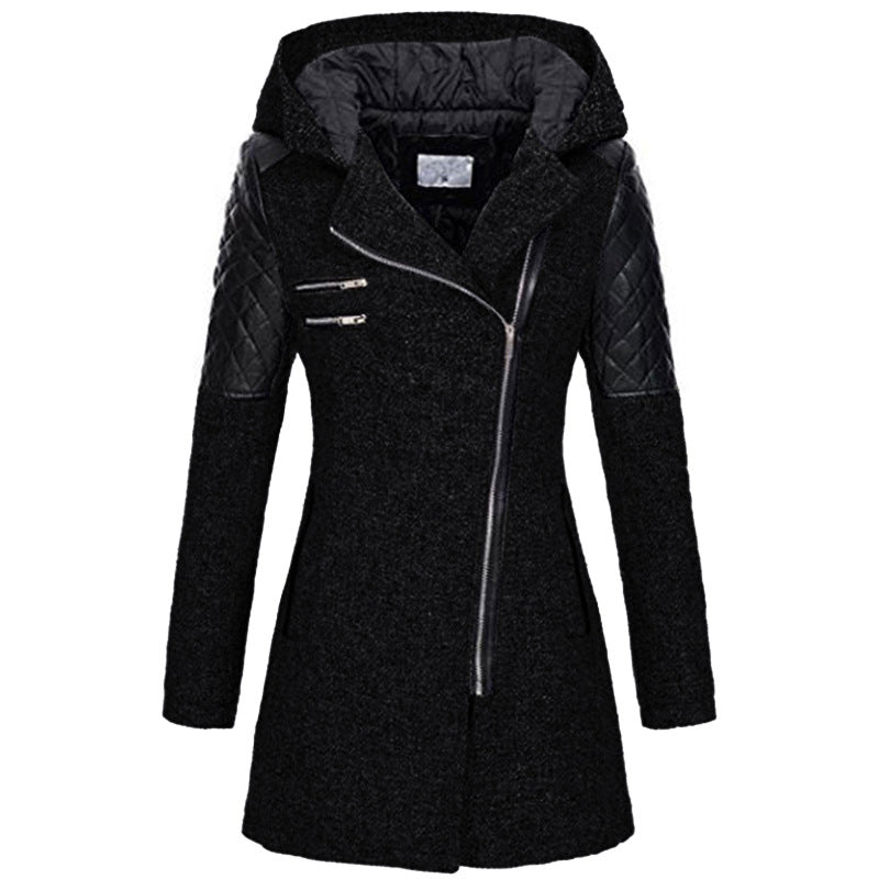 Cappotto donna nero con cappuccio, maniche in pelle trapuntata, chiusura zip asimmetrica. Elegante e moderno, ideale per l'inverno.