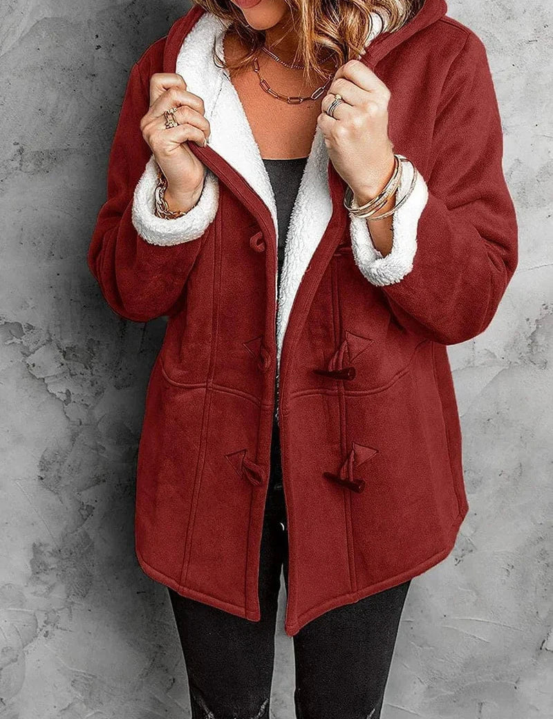 Giacca invernale donna rossa con cappuccio, interno in pelliccia sintetica bianca, chiusura a bottoni, stile casual, ideale per look autunnali.