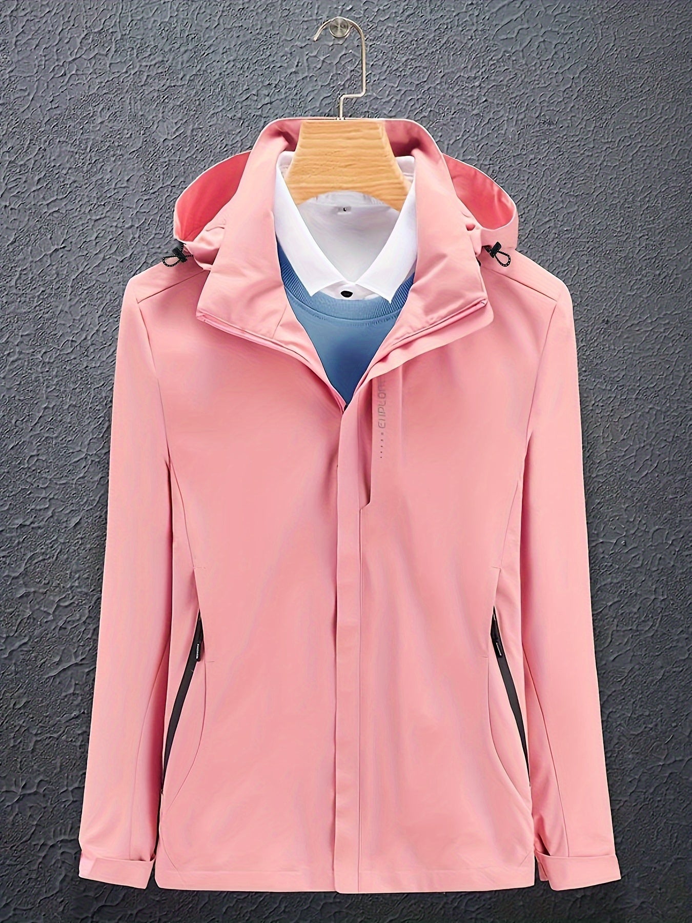 Giacca softshell rosa da donna con cappuccio, chiusura zip, su gruccia. Ideale per outdoor, impermeabile e antivento. Stile casual ed elegante.