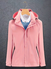 Giacca softshell rosa da donna con cappuccio, chiusura zip, su gruccia. Ideale per outdoor, impermeabile e antivento. Stile casual ed elegante.