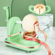 Affettatrice e sbucciatrice di mele verde su piano di marmo, con mela sbucciata e affettata. Utensile da cucina pratico ed efficiente per frutta.