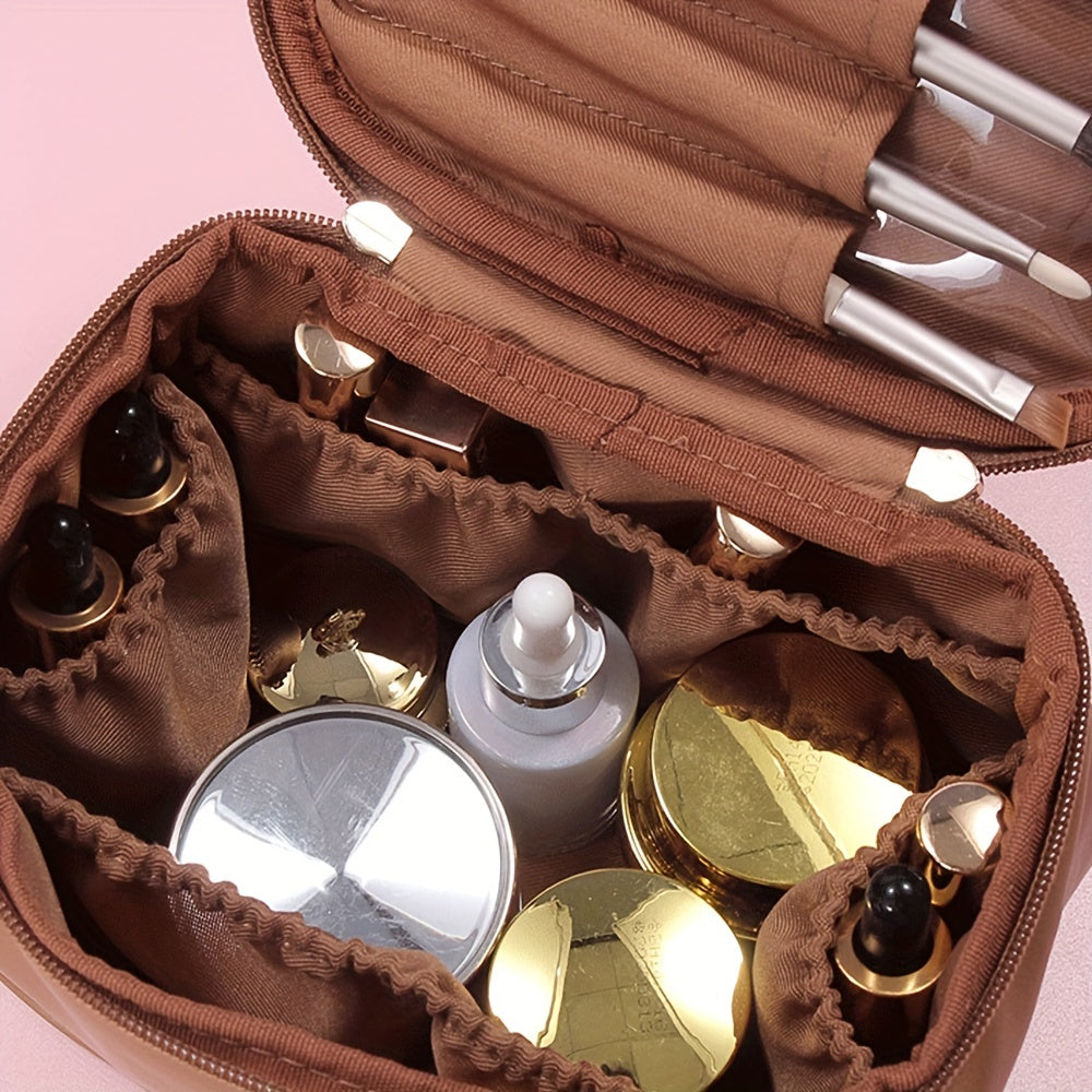 Borsa cosmetica marrone aperta con scomparti, contenente flaconi e pennelli trucco. Organizzatore da viaggio per cosmetici e accessori beauty.