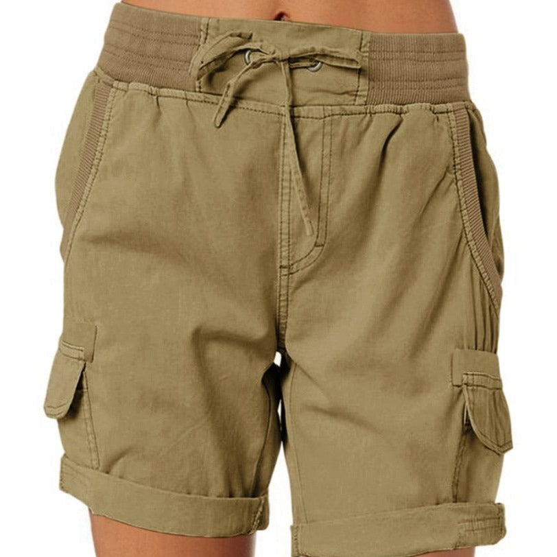 Shorts cargo donna beige con tasche laterali, elastico in vita e coulisse. Design casual, ideale per l'estate e attività all'aperto.