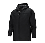Giacca nera impermeabile con cappuccio, chiusura a zip, design sportivo, ideale per attività all'aperto. Tessuto resistente e antivento.
