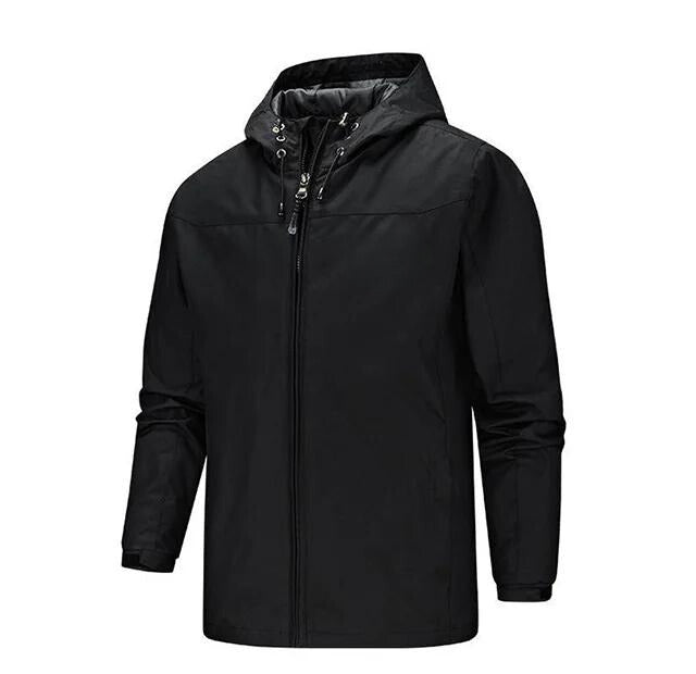 Giacca nera impermeabile con cappuccio, chiusura a zip, design sportivo, ideale per attività all'aperto. Tessuto resistente e antivento.