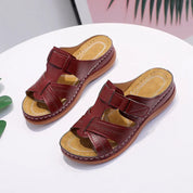 Sandali donna in pelle rossa, design intrecciato, suola comoda, stile casual estivo, perfetti per passeggiate e look quotidiani.