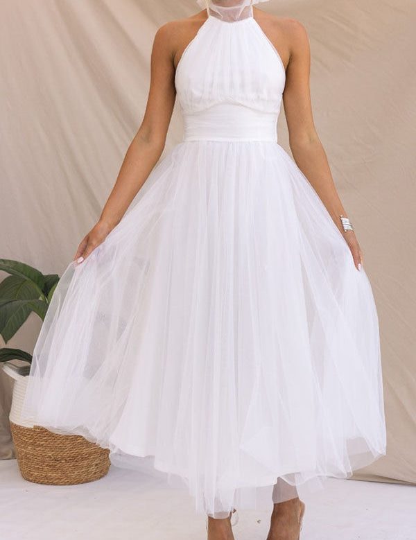 Abito da sposa bianco in tulle, senza maniche, con scollo all'americana. Design elegante e moderno, perfetto per matrimoni estivi.