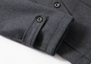 Giacca invernale grigia in lana, dettaglio manica con polsino e bottoni. Elegante e calda, ideale per look formali e casual.