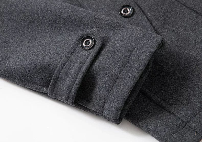 Giacca invernale grigia in lana, dettaglio manica con polsino e bottoni. Elegante e calda, ideale per look formali e casual.