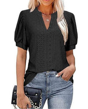 Blusa nera elegante da donna con maniche a sbuffo, scollo a V, abbinata a jeans casual. Perfetta per moda casual e look estivi.