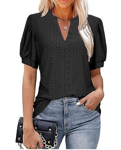 Blusa nera elegante da donna con maniche a sbuffo, scollo a V, abbinata a jeans casual. Perfetta per moda casual e look estivi.