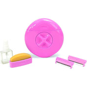 Rasoio portatile rosa con lame di ricambio, sapone e flacone spray. Kit depilazione compatto per donna, ideale per viaggi e uso quotidiano.