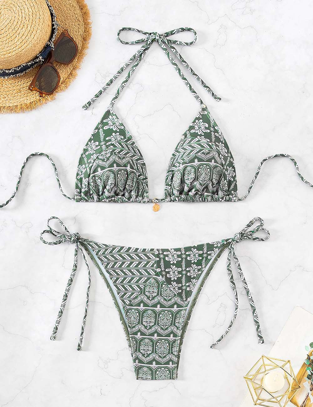 Bikini verde con stampa etnica, top a triangolo e slip con laccetti. Perfetto per l'estate, moda mare donna. Accessori: cappello e occhiali da sole.
