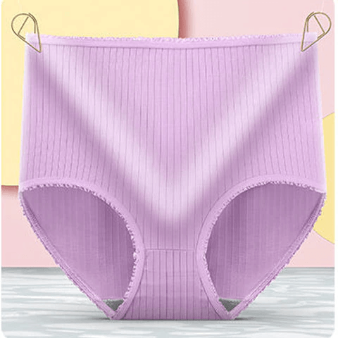 Mutandine a vita alta viola, tessuto a coste, appese con mollette. Intimo donna comodo, elegante, moda femminile, biancheria intima.