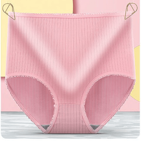 Mutandine rosa a vita alta in cotone, design a righe, appese con mollette. Intimo femminile comodo e traspirante.