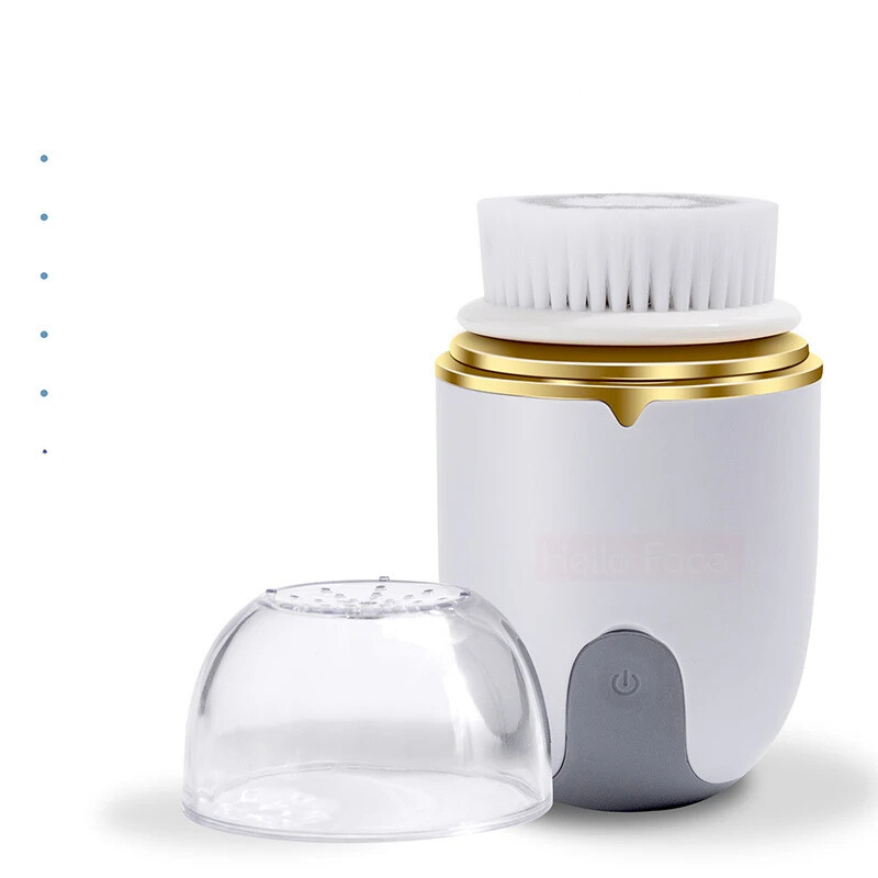 Spazzola elettrica per pulizia viso bianca e oro, con coperchio trasparente. Dispositivo skincare esfoliante, impermeabile, ricaricabile.
