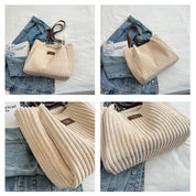 Borsa a spalla in velluto a coste beige su giacca di jeans, manici in pelle marrone, design elegante e moderno, perfetta per moda autunnale.