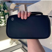 Custodia nera per Nintendo Switch, portatile e resistente, con chiusura a zip e logo NFC. Ideale per protezione e trasporto console.