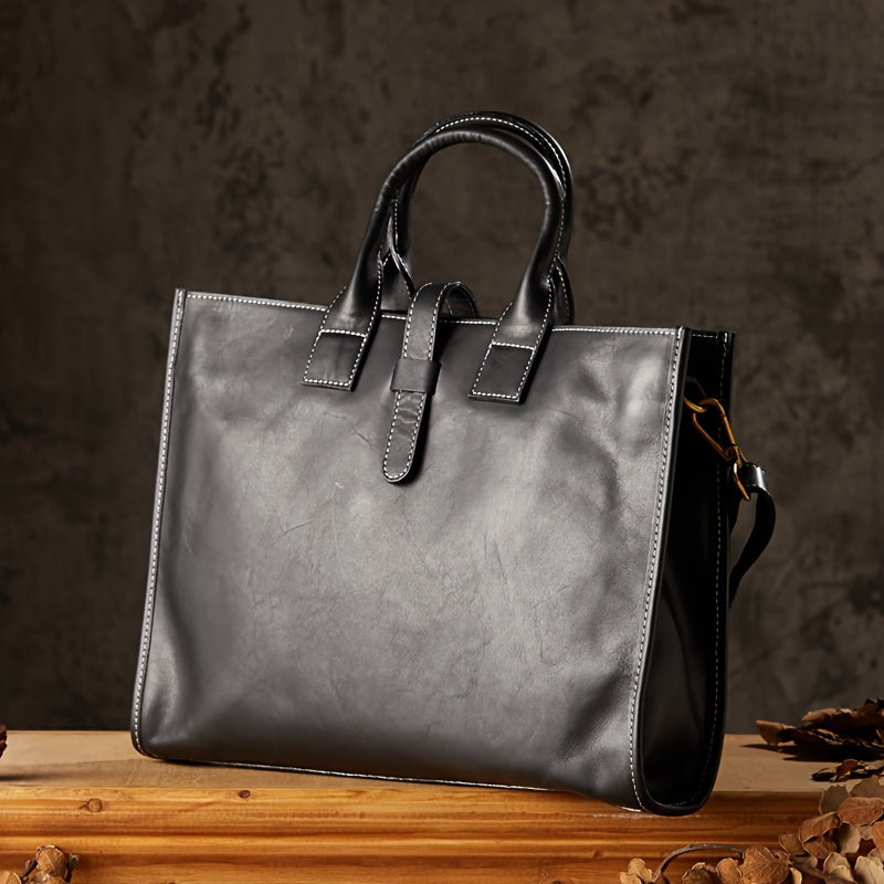 Elegante borsa in pelle nera con manici, design classico, su sfondo scuro. Accessorio moda di lusso per uomo o donna.