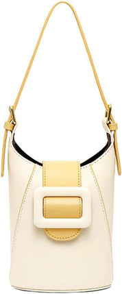 Borsa a secchiello in pelle bianca e gialla con fibbia decorativa, manico regolabile. Elegante accessorio moda donna.