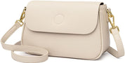 Borsa a tracolla in pelle beige con chiusura a patta, dettagli in metallo dorato, design elegante e minimalista, ideale per ogni occasione.
