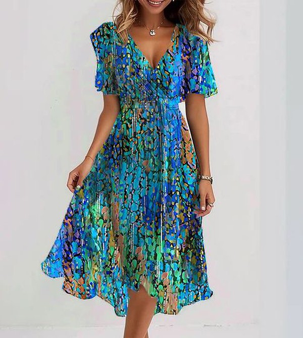 Abito estivo donna, fantasia astratta blu e verde, scollo a V, maniche corte, lunghezza media, tessuto leggero, moda casual elegante.