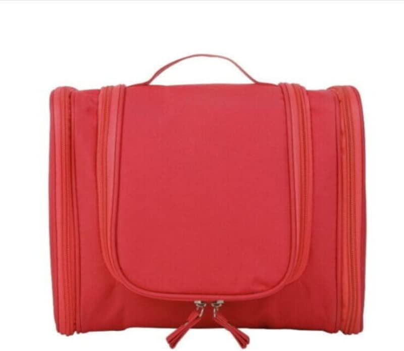 Borsa da viaggio rossa con manico, design compatto e zip multiple. Ideale per organizzare accessori e cosmetici. Perfetta per viaggi e spostamenti.