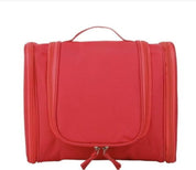 Borsa da viaggio rossa con manico, design compatto e zip multiple. Ideale per organizzare accessori e cosmetici. Perfetta per viaggi e spostamenti.