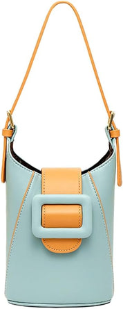 Borsa a secchiello in pelle azzurra e arancione con fibbia decorativa, tracolla regolabile. Design elegante e moderno, accessorio moda donna.