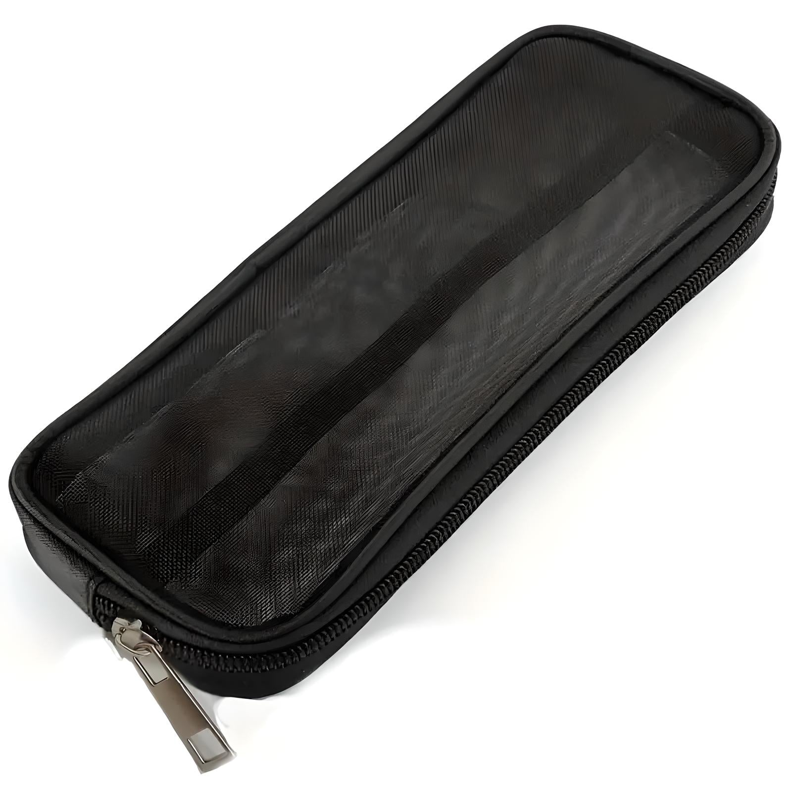 Astuccio portapenne nero in tessuto resistente con cerniera, design elegante e compatto, ideale per scuola e ufficio. Accessorio organizzativo pratico.