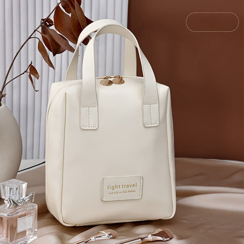 Borsa da viaggio beige in pelle sintetica con manici, design elegante e minimalista. Accessoriata con profumi e pennelli su sfondo marrone.