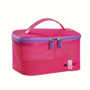 Borsa cosmetica rosa con cerniera e manico, design a rete, logo orsetto. Ideale per trucco, viaggio, organizzazione accessori.
