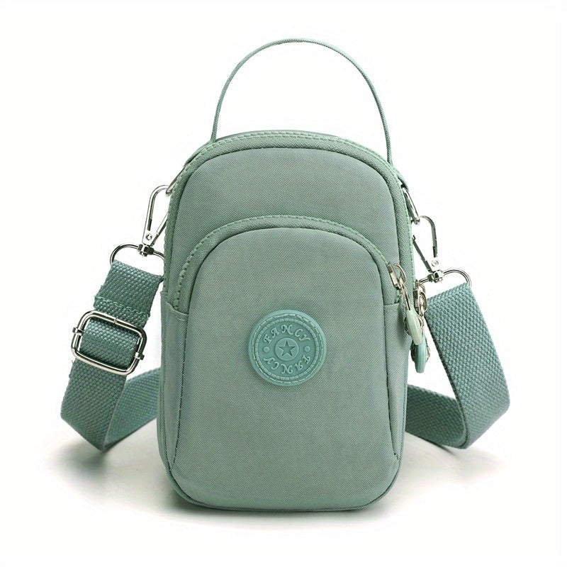 Borsa a tracolla verde menta in nylon, compatta e resistente, con cerniera e tasche multiple. Ideale per viaggi e uso quotidiano.