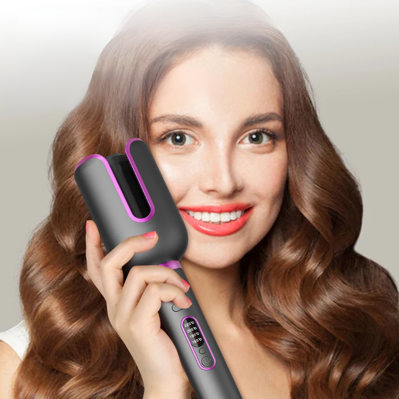 Donna sorridente con arricciacapelli automatico nero e viola, capelli mossi e lucenti. Strumento styling capelli, tecnologia avanzata, facile da usare.