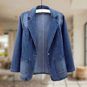 Giacca blazer in denim blu, stile casual, con tasche frontali, ideale per moda donna. Perfetta per look autunnali e primaverili.