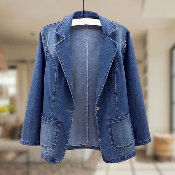 Giacca blazer in denim blu, stile casual, con tasche frontali, ideale per moda donna. Perfetta per look autunnali e primaverili.